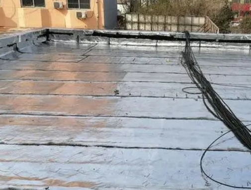 甘泉卫生间漏水维修公司分享下甘泉屋面楼顶防水刚性防水层施工要点。